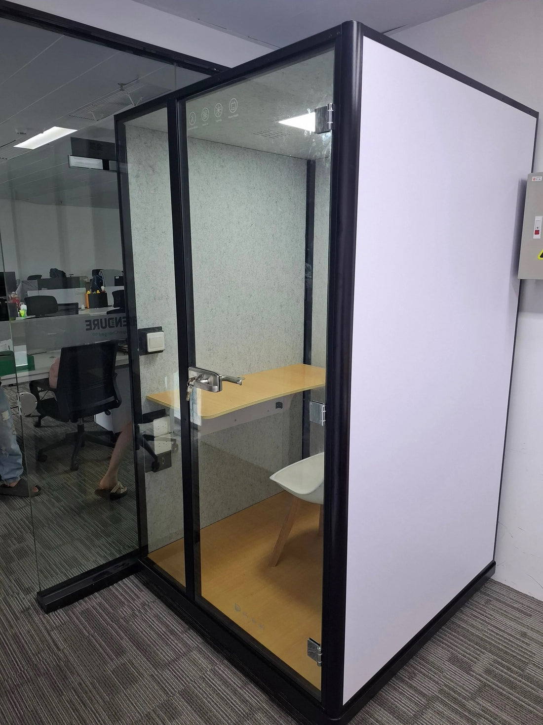 Cabine acoustique Elevon – Espace privé insonorisé (1 / 2 / 4 places)